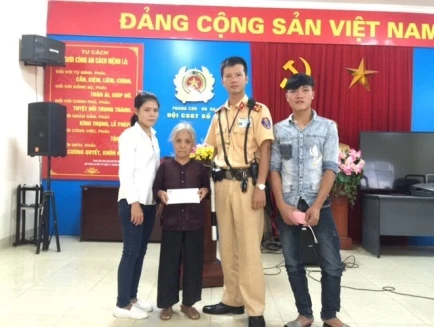 CSGT giúp cụ bà đi lạc về gia đình trong ngày 20-10