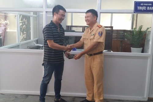 CSGT nhặt được ví, trả lại người đánh rơi