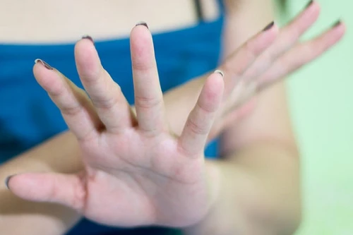 Bị bạn trai mưu sát vì tỏ ra lạnh lùng