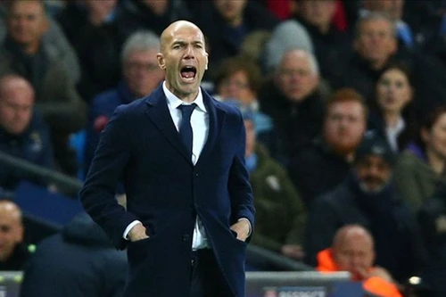 Zidane khiến fan nữ đỏ mặt khi xé quần một lần nữa