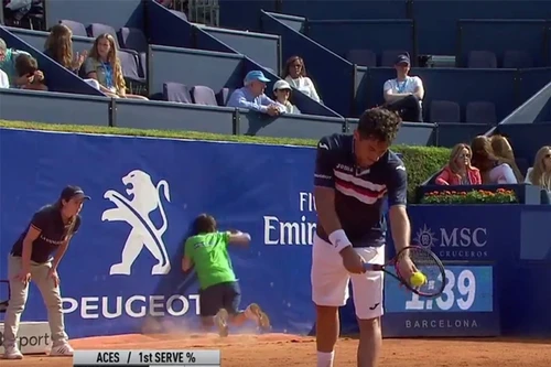 Cậu bé nhặt bóng gặp sự cố hy hữu tại giải Barcelona mở rộng