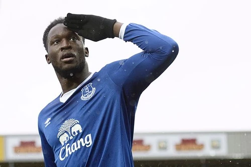 Mục tiêu theo đuổi của Chelsea, M.U và PSG có giá... trên trời