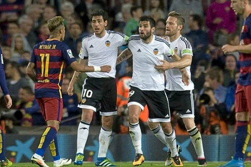 Cay cú vì thất bại, Neymar tát cầu thủ của Valencia