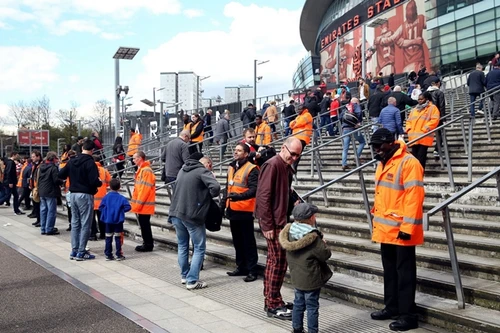 CĐV của Arsenal xô xát với nhân viên an ninh