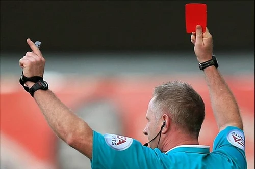 Thủ môn bị truất quyền thi đấu chỉ sau 11 giây