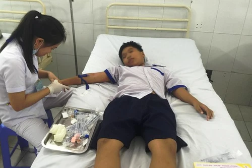 Khoảng 30 học sinh tiểu học nhập viện sau bữa ăn chiều