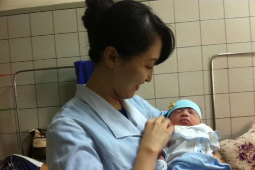 Nữ tình nguyện viên Nhật giúp sức cứu sống mẹ con sản phụ bị tai biến hiếm gặp