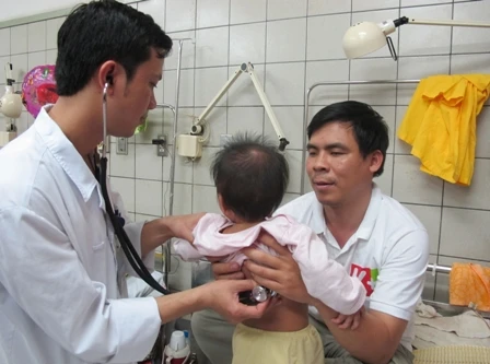 Bé sơ sinh bị virus sởi tấn công trực tiếp vào phổi