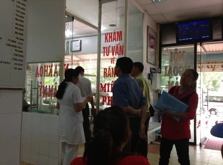 Kiểm tra đột xuất, đình chỉ một phòng khám chui