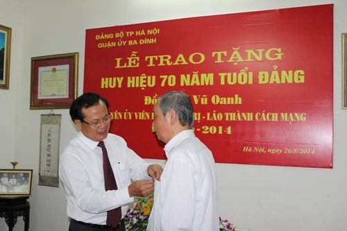 Trao tặng Huy hiệu 75 năm, 70 năm tuổi Đảng cho hai lão thành cách mạng