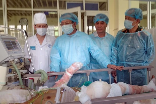 Bí thư Thành ủy Hà Nội thăm hỏi các chiến sĩ bị thương trong vụ rơi máy bay Mi 171