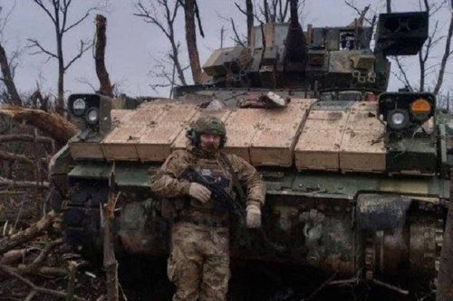 Lính Nga khoe tịch thu xe chiến đấu bộ binh M2 Bradley do Mỹ sản xuất gần Avdeyevka