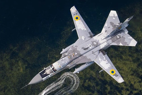 'Kiếm sĩ' Su-24 thời Liên Xô tăng uy lực khi được trang bị tên lửa hành trình phương Tây