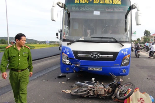 Va chạm giữa xe khách và xe máy làm 1 người tử vong