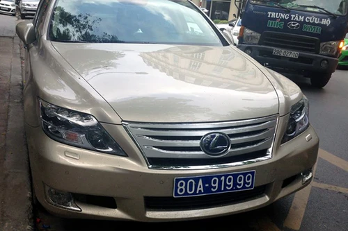 Tạm giữ xe siêu sang đeo biển siêu đẹp 80A-919.99 nghi là đồ giả