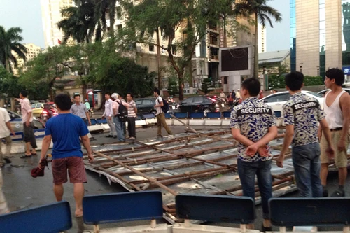 Tấm biển rộng 36m2 rơi từ tầng 27 trúng người đi đường