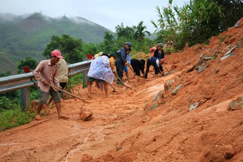 Quảng Ngãi: Sạt lở gây ách tắc giao thông ở huyện vùng cao Sơn Tây