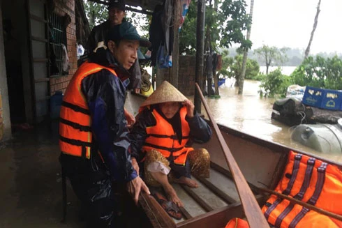 Lực lượng Công an nỗ lực giúp dân chống chọi với mưa lũ