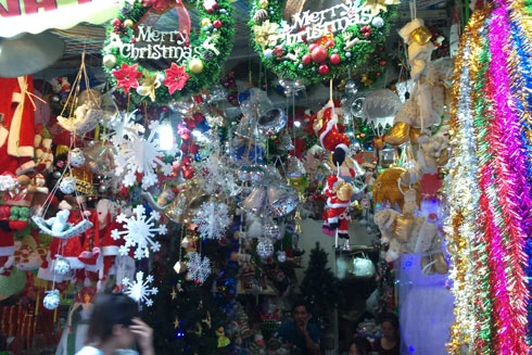 Phố Hàng Mã: Rực rỡ sắc màu mùa Giáng sinh