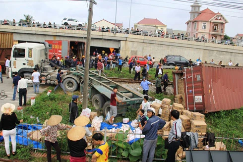 Tài xế thoát chết hi hữu khi xe container bị tàu hỏa đâm