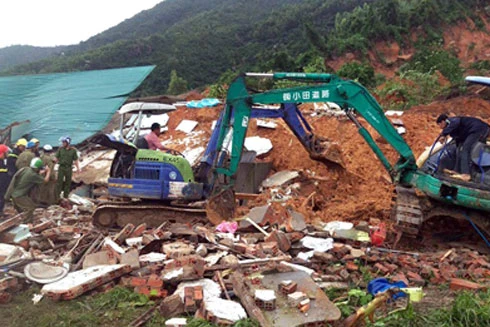 Sạt lở vùi 10 căn nhà ở Nha Trang, ít nhất 2 người chết