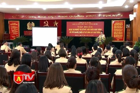 Nâng cao kỹ năng nghiệp vụ cho nữ CSGT Thủ đô 