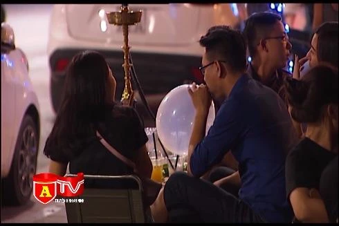 Bóng cười vẫn được giới trẻ sử dụng tại quán cà phê vỉa hè