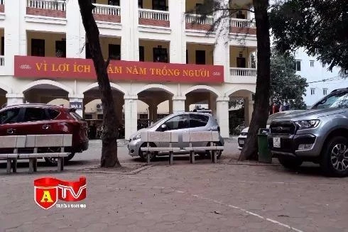 Tràn lan tình trạng trông giữ xe trong trường học 