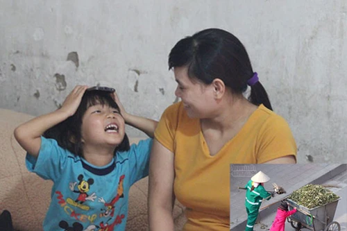 Thăm hai mẹ con đẩy xe rác ngày mùng 3 Tết