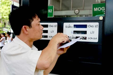 Xăng lại tăng thêm 900đ/lít