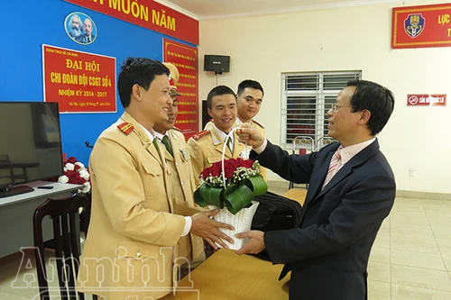 Vội đi mổ, bác sĩ đánh rơi toàn bộ “quân tư trang” và tài sản có giá trị