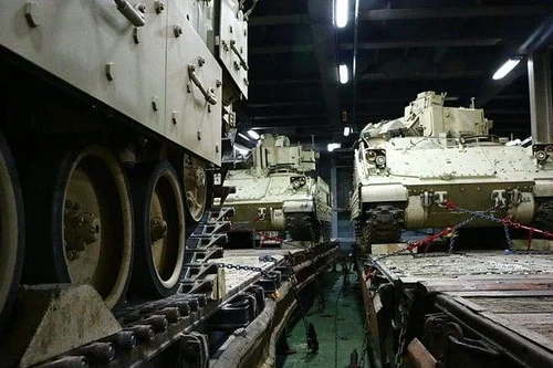 Liên quân Mỹ triển khai xe chiến đấu Bradley tới Đông Bắc Syria