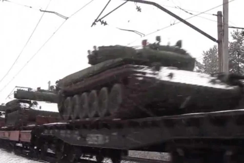 Một đoàn tàu dài chở lượng lớn thiết bị quân sự của Ukraine thẳng tiến đến Donbass