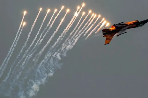 F-16 Mỹ bắn pháo sáng, chặn máy bay dân sự gần nơi ông Trump vận động tranh cử