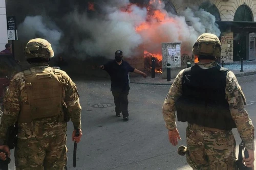 [ẢNH] Tiếp tục xảy ra đụng độ dữ dội giữa lực lượng an ninh Lebanon và người biểu tình ở Tripoli