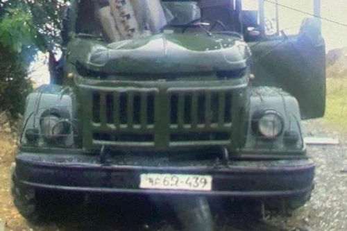 Kinh ngạc khi tên lửa lớn xuyên qua mui xe quân sự, mà không phát nổ 