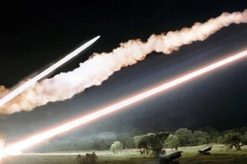 7 quả tên lửa dội vào căn cứ không quân Mỹ ở Iraq