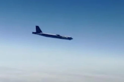 Bốn chiến đấu cơ Su-30SM Nga đánh chặn máy bay B-52 Mỹ ngoài khơi Crimea