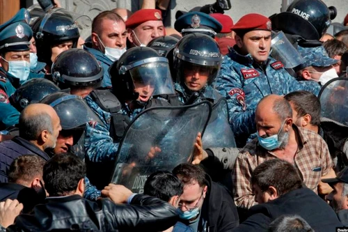 [ẢNH]: Đụng độ ác liệt giữa người biểu tình với lực lượng cảnh sát ở Yerevan