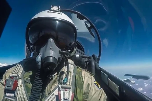 NATO cáo buộc phi công Nga không liên lạc với kiểm soát viên không lưu châu Âu