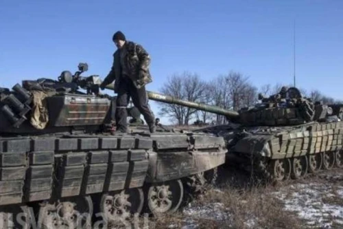 [ẢNH] Đội hình thiết giáp DPR sẵn sàng đối đầu với lực lượng Ukraine