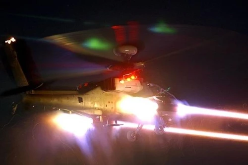 Phi công Anh tập luyện với trực thăng Apache Attack cách biên giới Nga 300km