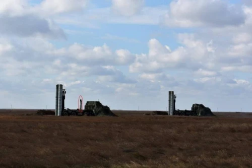 [ẢNH] Ukraine khẩn trương đưa hệ thống phòng không S-300V1 đến Donbass