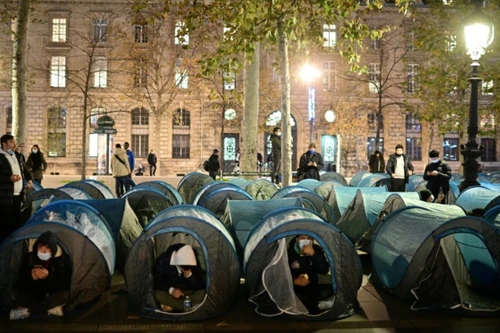 [ẢNH]: Hàng trăm người biểu tình ở Paris sau khi trại di cư bị cảnh sát phá dỡ