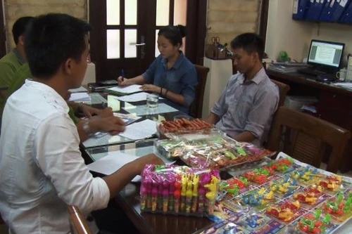 Phát hiện số lượng lớn kẹo đồ chơi không có hóa đơn chứng từ 