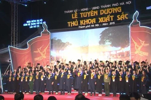 Hà Nội tuyên dương 98 thủ khoa tốt nghiệp xuất sắc năm 2015