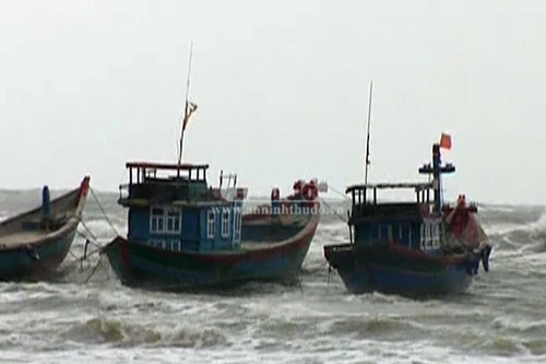 Sóng biển nhấn chìm ghe cá, một ngư dân mất tích