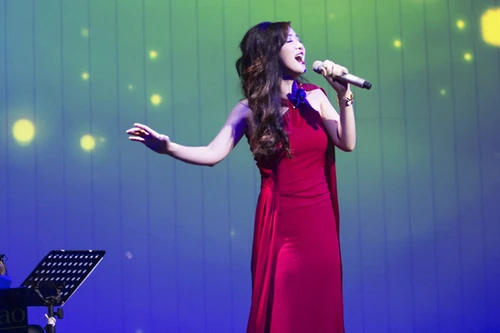Hoa hậu Giáng My quyến rũ trong đêm nhạc gây quỹ từ thiện