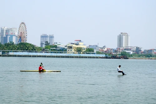 Xem chàng trai “phơi” nắng, đi trên mặt nước hồ Tây