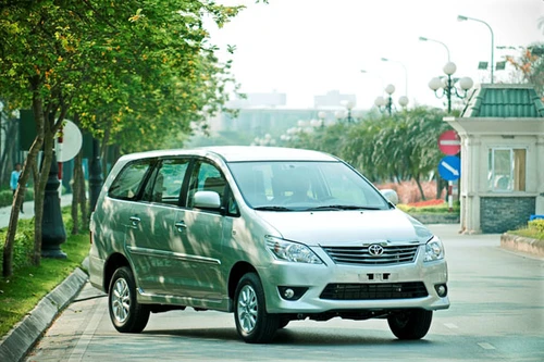 Triệu hồi 764 xe Toyota Innova vì lỗi cửa sau